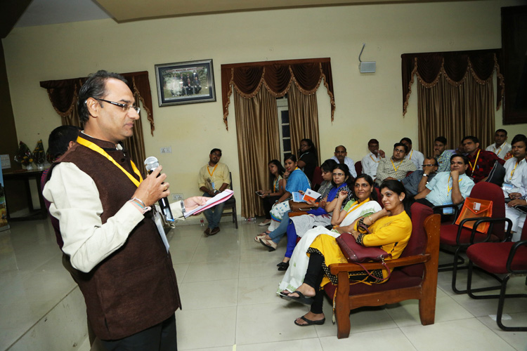 Conducting Quiz for Participants During Trauma & Emergency Care Workshop Held at S.M.S. Medical College, Jaipur